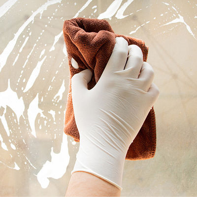 Los guantes disponibles blancos del látex pulverizaron ligeramente los guantes de limpieza de goma 100 PC/caja
