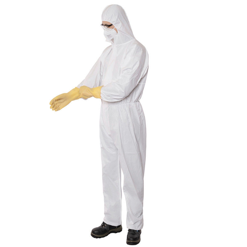 Ropa protectora médica encapuchada disponible respirable de la bata 30-70gsm del OEM